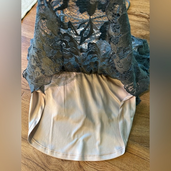 Like New, Women’s Express Lace Strappy Cami. Size small - Picture 5 of 10